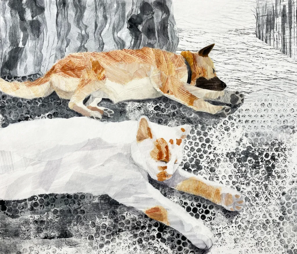 犬と猫が寝ている様子。ちぎり絵で制作。