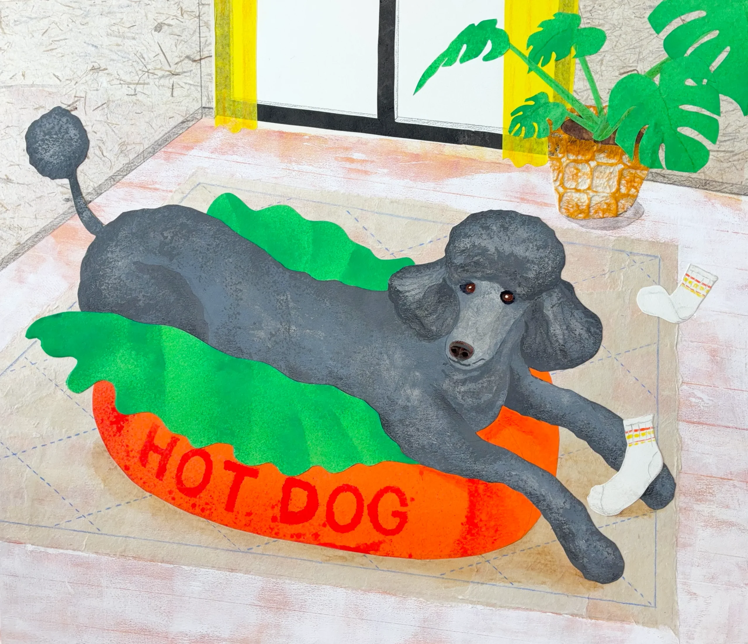 F10号のミクストメディア作品。絵の具や切り絵を組み合わせ、室内でhotodogのクッションの上でくつろぐ黒いプードルを描いている。周囲には観葉植物や白い靴下がある。